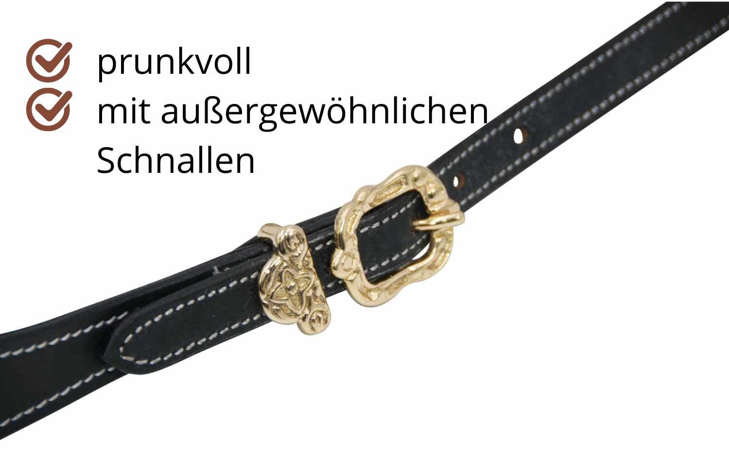 Detailansicht einer schwarzen Lederriemen mit goldfarbener Schnalle und weißen Nähten. Text: prunkvoll, außergewöhnliche Schnallen.