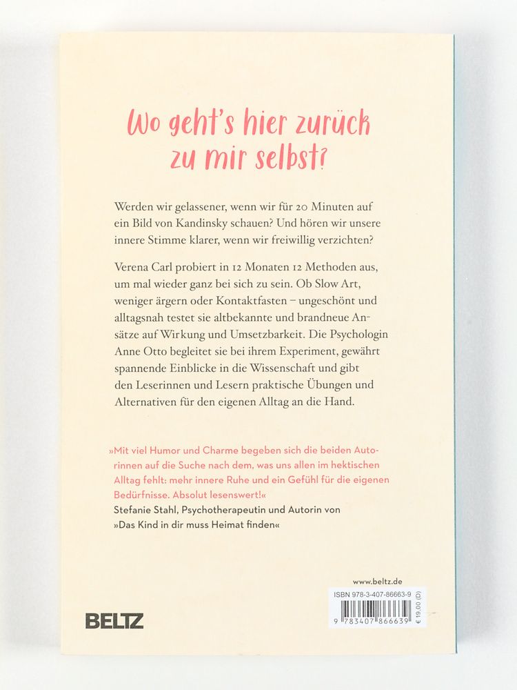 Rückseite des Buches: Ich bin dann mal bei mir. Text in deutscher Sprache. Autoren: Verena Carl & Anne Otto. Verlag: Beltz. ISBN-Nummer.