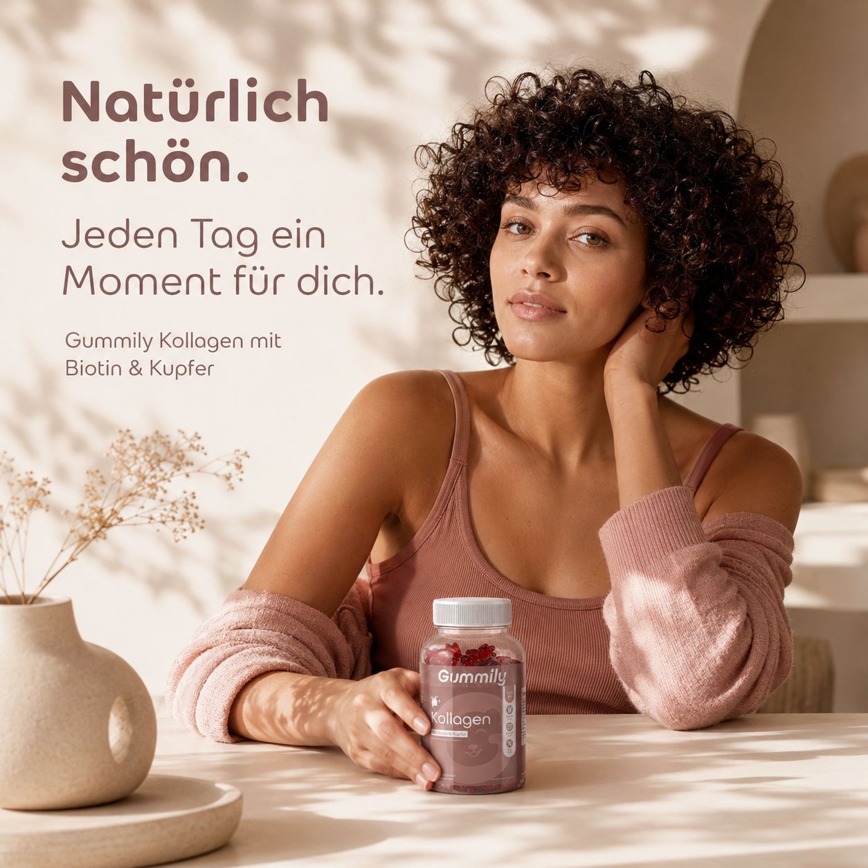 Frau mit Gummily Kollagen Flasche, mit Text 'Natürlich schön. Jeden Tag ein Moment für dich.'