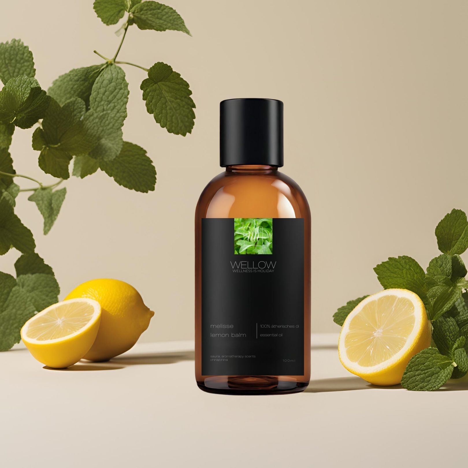 Braune Glasflasche mit schwarzem Etikett, umgeben von Zitronen und Blättern. Produktname und Logo sichtbar.