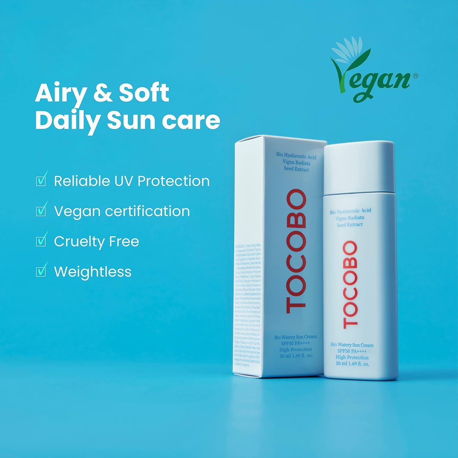 Produkt und Verpackung. Weißer Karton und Flasche mit rotem TOCOBO-Logo. Vegan-Zertifizierung. Text: Bio Watery Sun Cream SPF50+ PA++++.