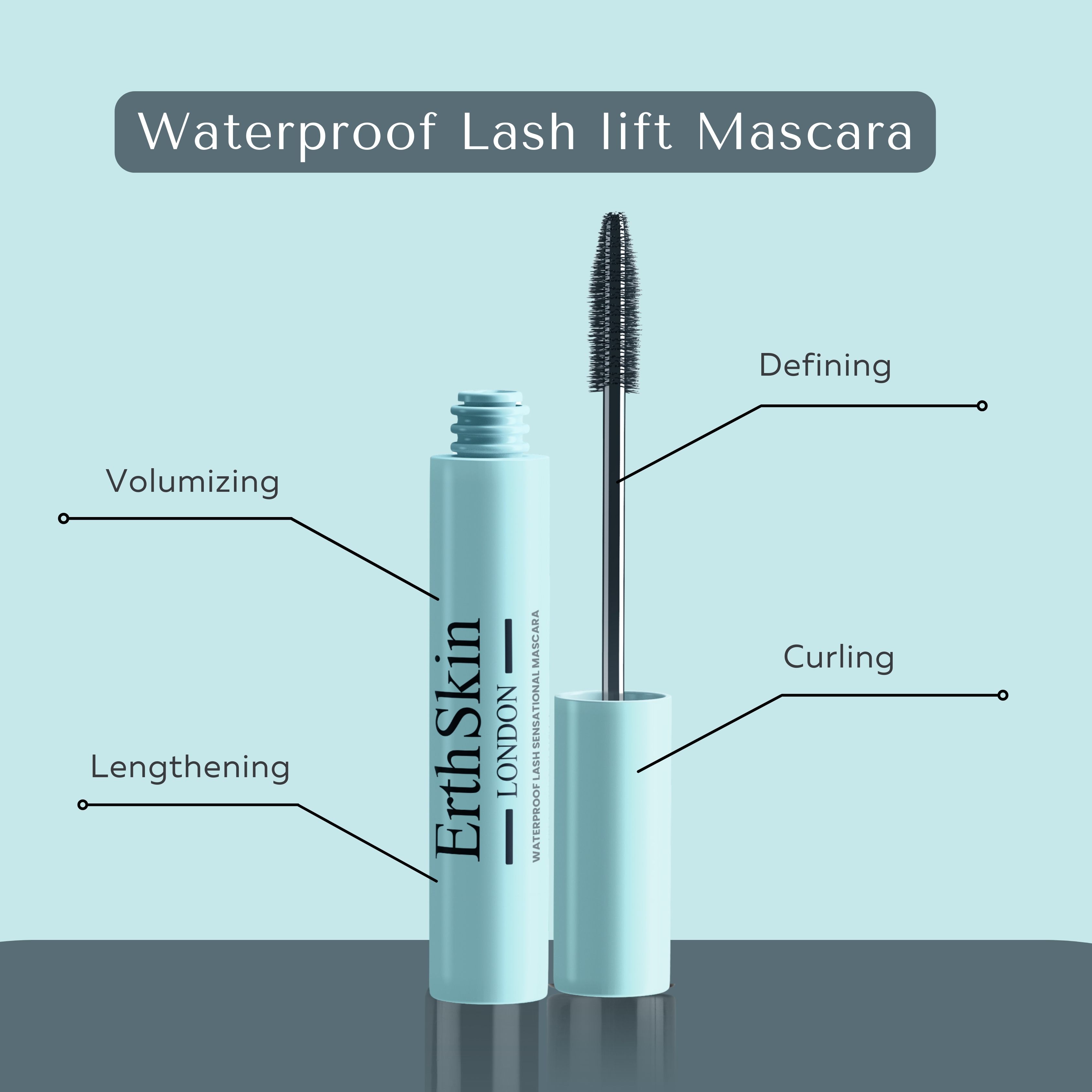 Hellblaue Mascaratube mit geöffneter Bürste. Text: Waterproof Lash lift Mascara. Merkmale: Volumen, Länge, Definition, Schwung.