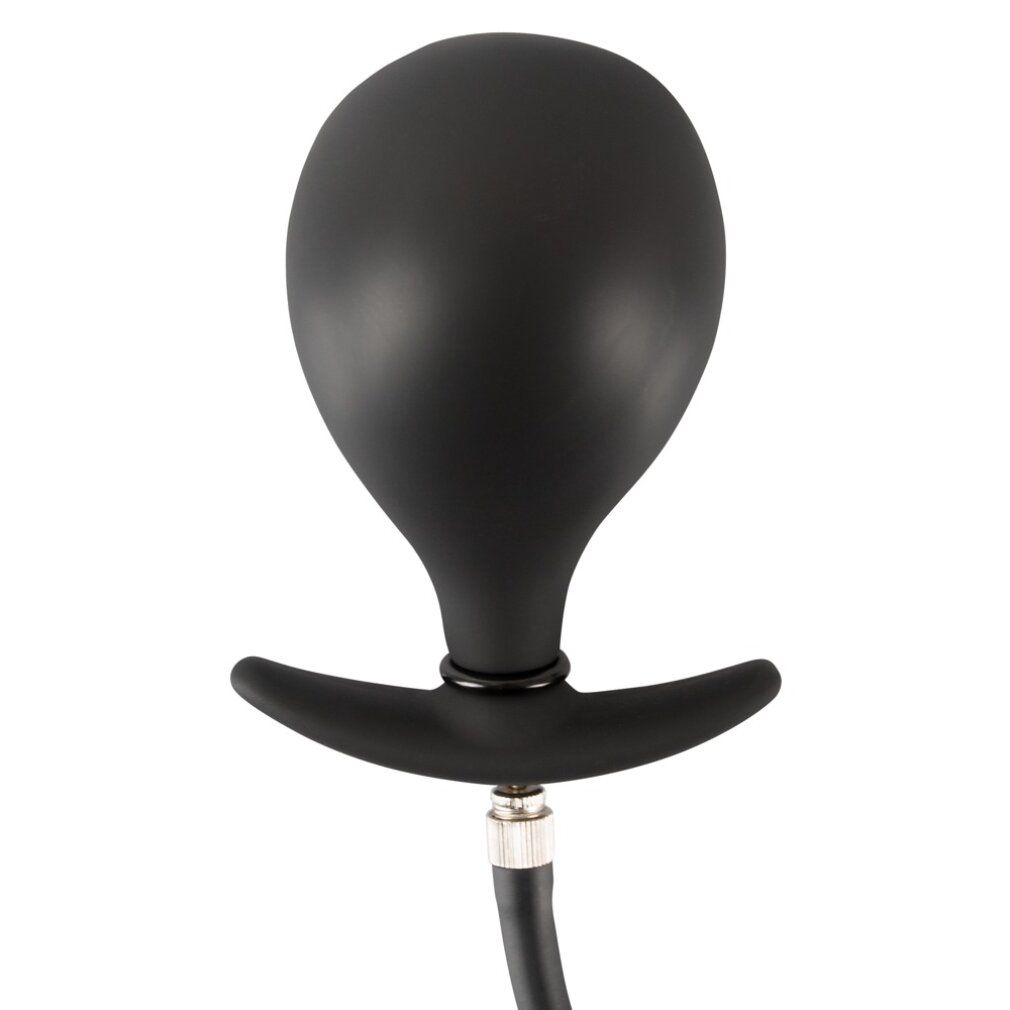 Schwarze Pumpe mit T-förmigem Plug und Schlauchanschluss. Der Plug hat eine geschwungene Form.