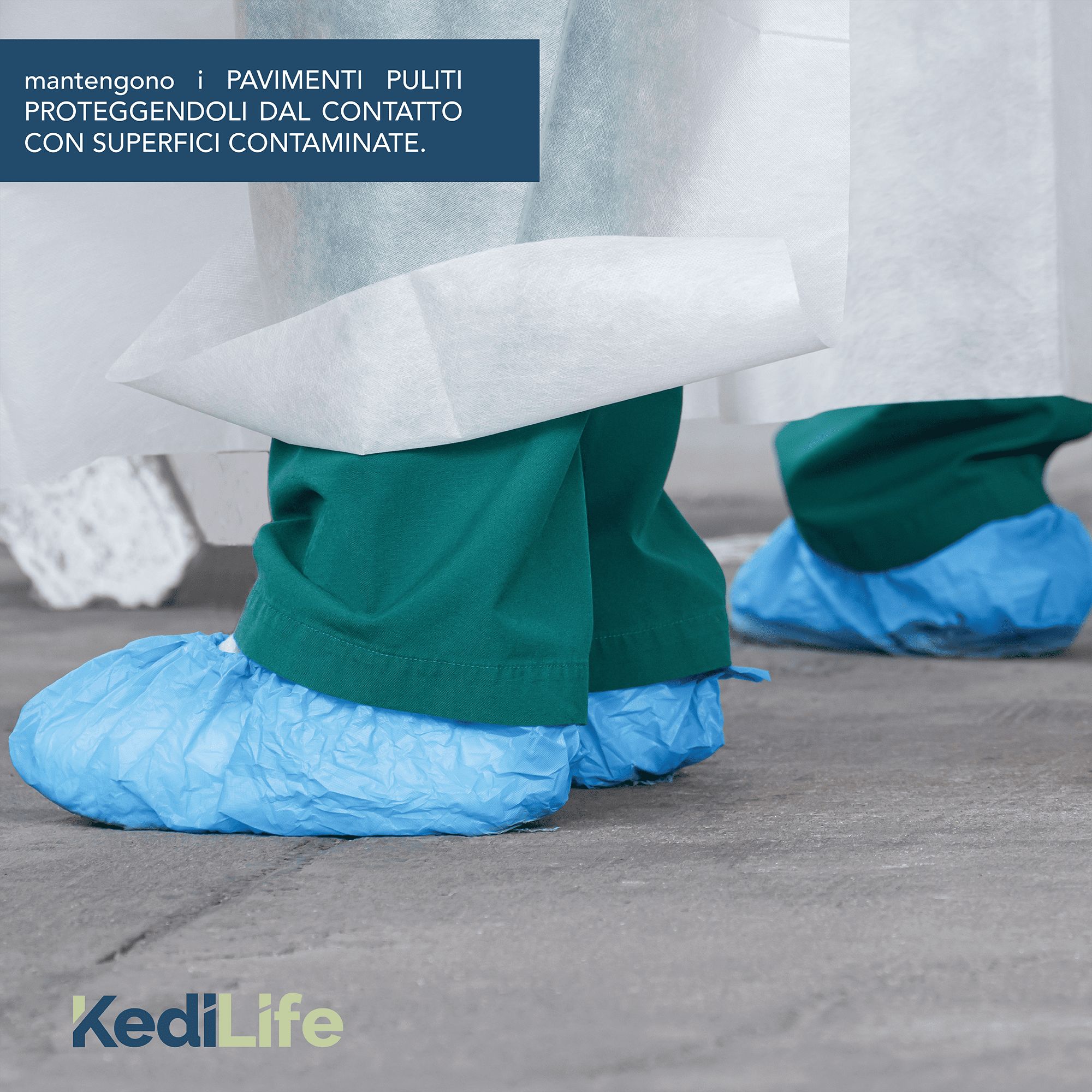 Personen tragen blaue Überschuhe. Die Überschuhe bedecken die Schuhe.