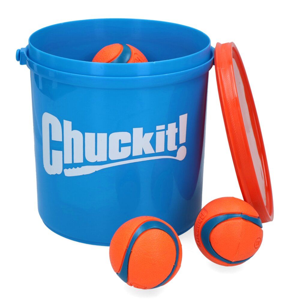 Blauer Chuckit! Eimer mit orangefarbenem Deckel. 3 orangefarbene Bälle mit blauen Streifen liegen daneben.