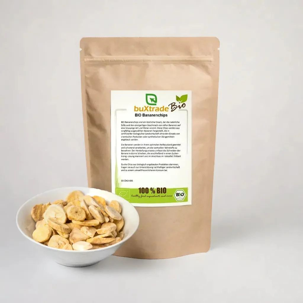 Beutel mit buXtrade Bio Bananenchips und Schale mit Chips. Aufdruck: 100% BIO. Bio-Siegel.