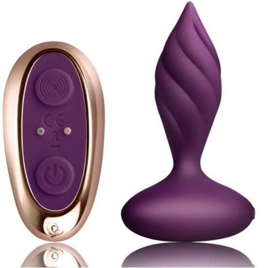 Lila Analstimulator und Fernbedienung nebeneinander auf weißem Hintergrund.