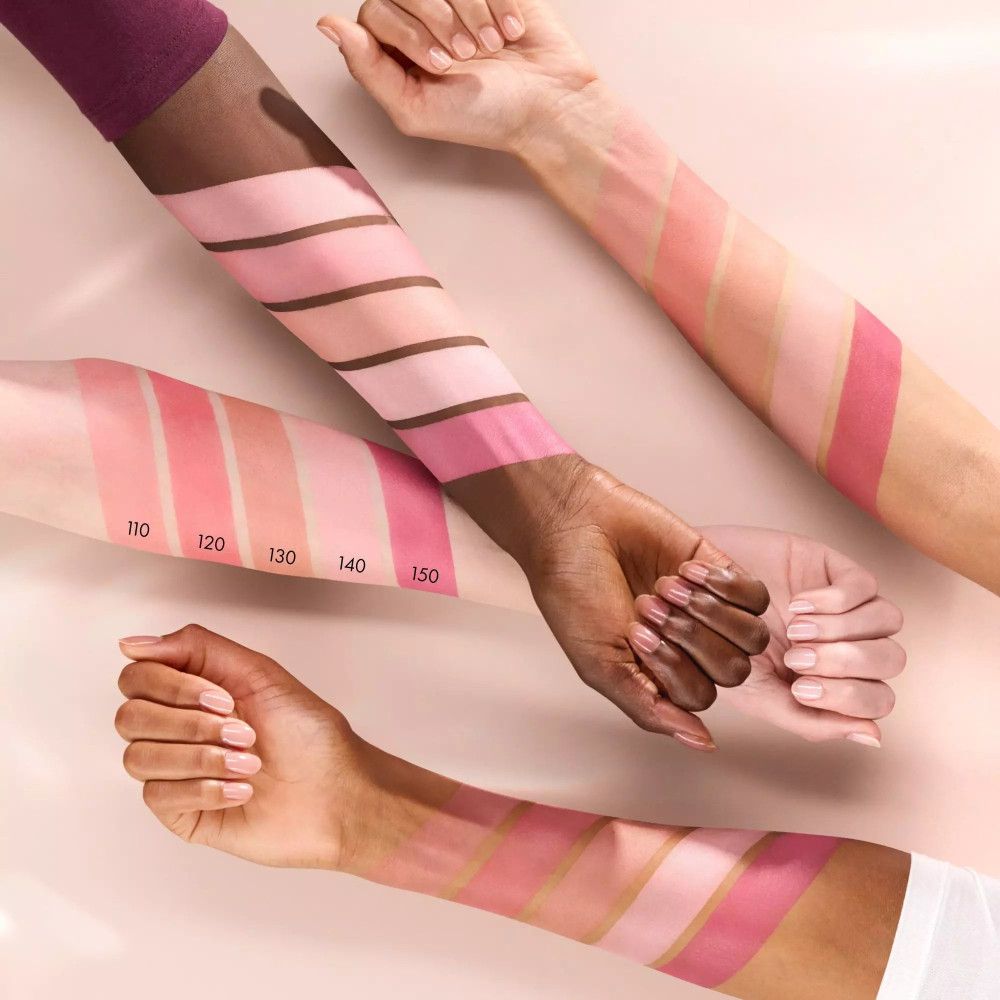 Arme mit verschiedenen Hauttönen. Auf den Armen sind Streifen von Rouge in verschiedenen Farbtönen aufgetragen.