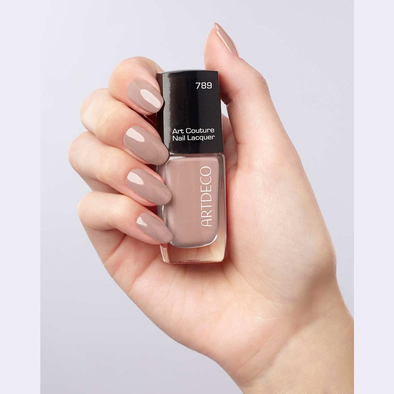 Artdeco Art Couture Nagellack, Farbton 789, in einer Hand gehalten. Lackfarbe passend zu den Fingernägeln.