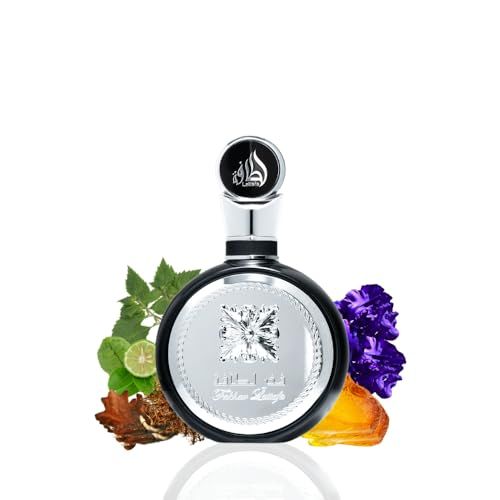 Runde, schwarze Parfumflasche mit silberner Verzierung. Umgeben von Pflanzen und Blüten.