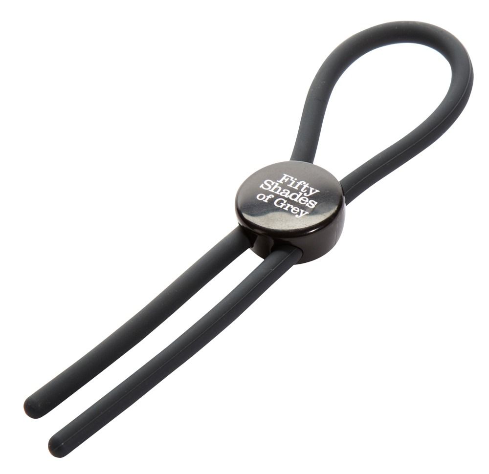 Schwarzer Love Ring mit rundem Mittelteil und Fifty Shades of Grey Logo. Zwei Stränge gehen nach unten.