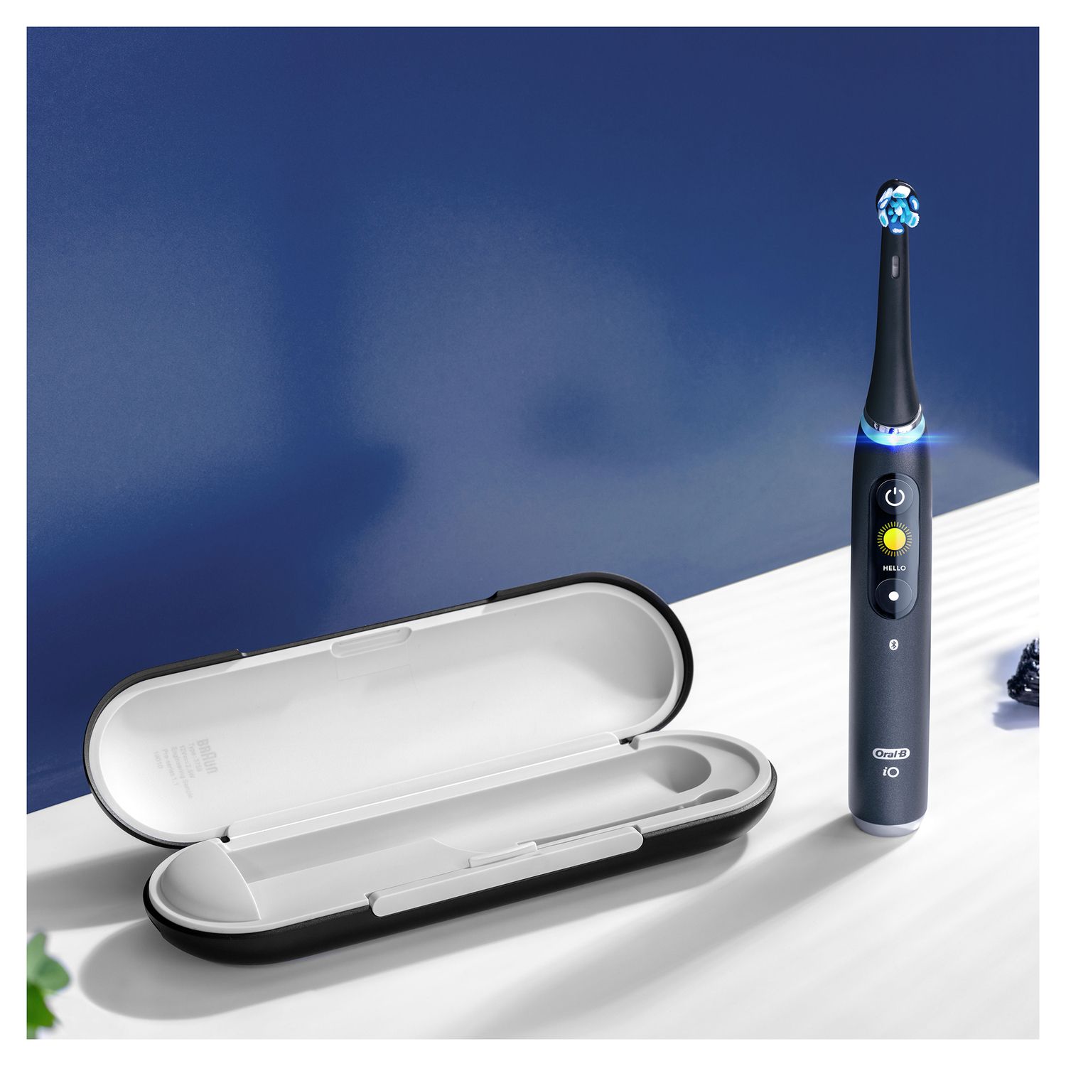 Oral-B - Elektrische Zahnbürste "iO Series 9 + Lade-Reiseetui & Tasche" in Schwarz