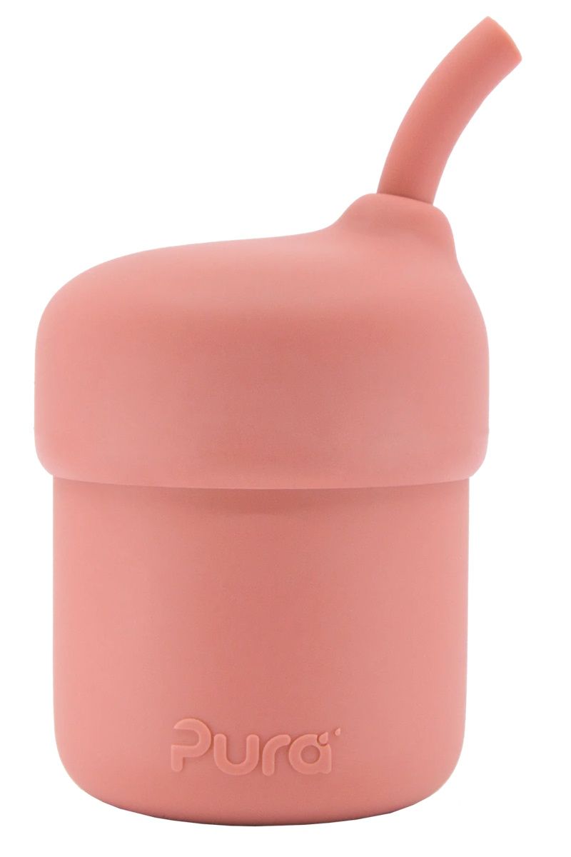 Rosa Silikon-Trinkbecher mit Strohhalm. Der Becher hat einen Deckel und das Logo Pura.