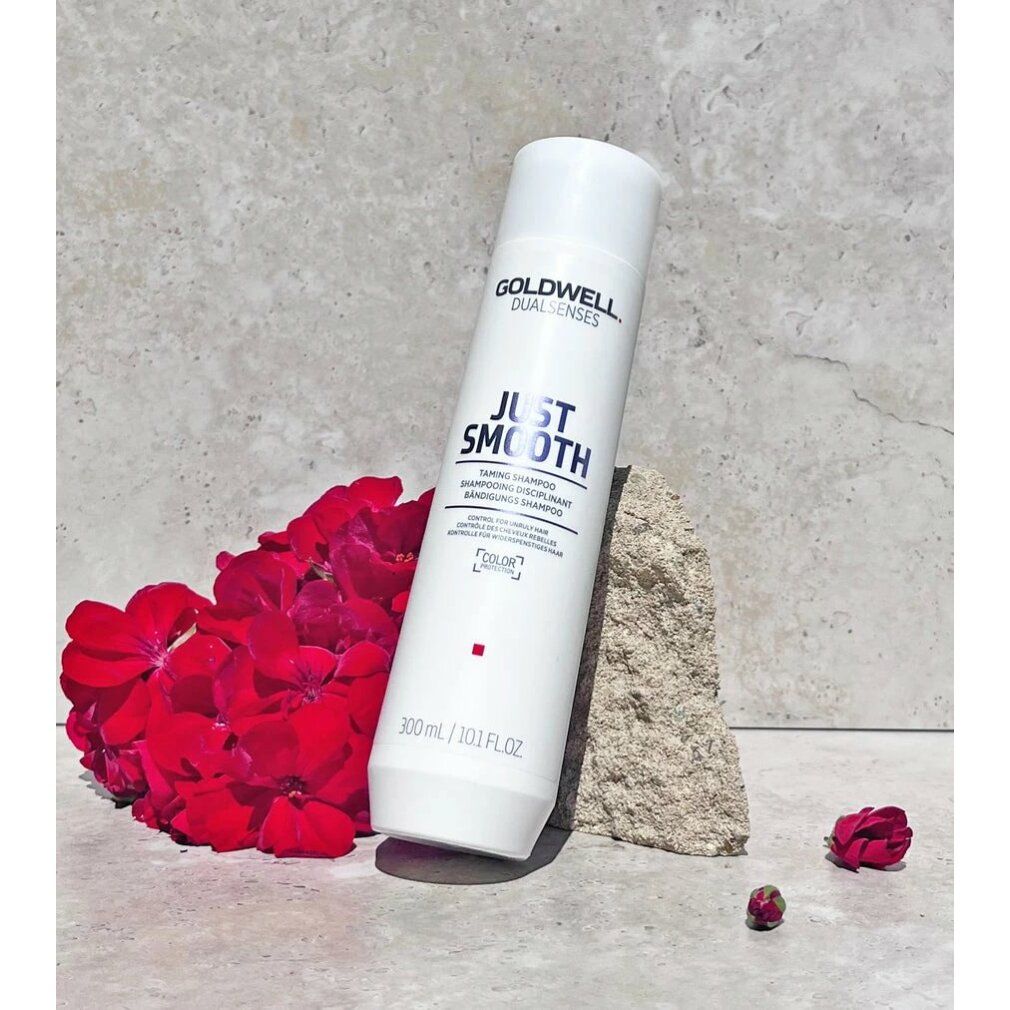 Weiße Flasche JUST SMOOTH Shampoo, vor Stein und Blumen. 300ml/10.1 fl oz.