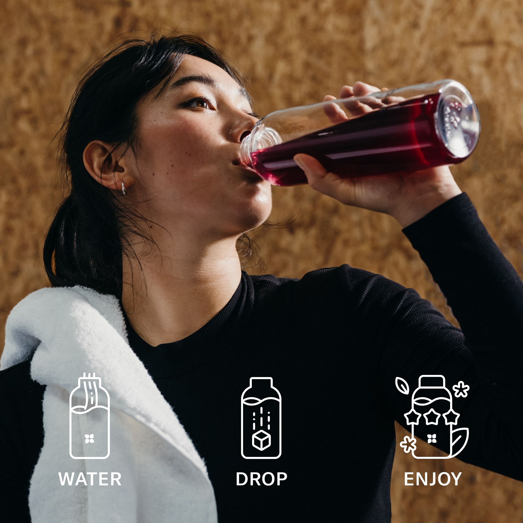 Frau trinkt aus einer Flasche. Text: Water, Drop, Enjoy. Icons: Wasser, Würfel, Haus mit Sternen. Hintergrund: Holzstruktur.
