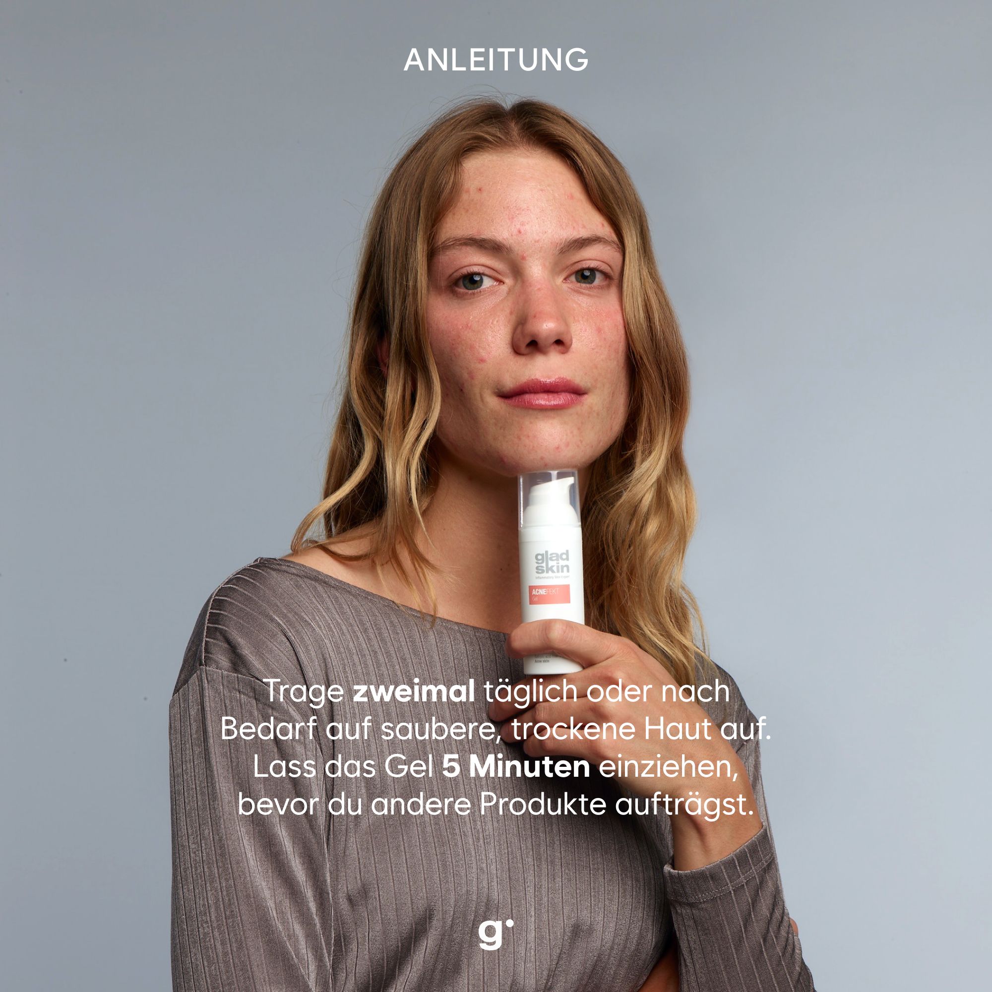 Frau hält eine weiße Flasche mit roter Etikette. Text: Anleitung. Marke Gladskin. Hintergrund: hellblau.