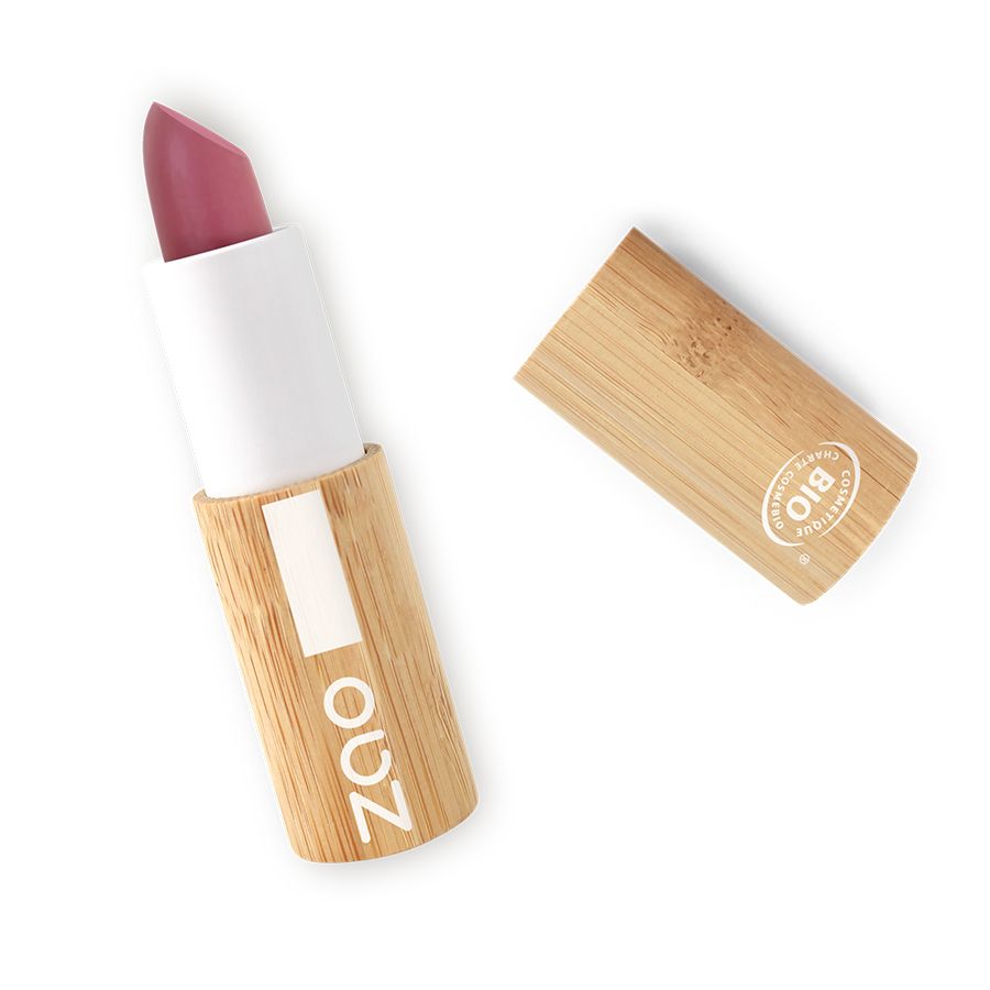 Lippenstift mit rosafarbenem Stift. Weißer Stift, Holz-Hülle mit ZAO-Logo. Deckel daneben. Bio-Siegel.
