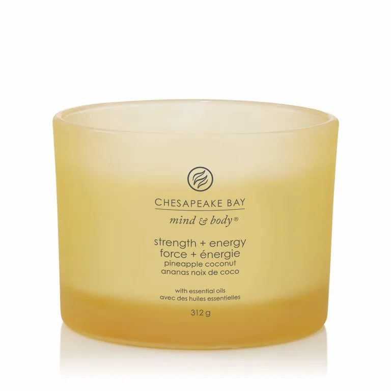 Gelbe Kerze mit Aufschrift 'Chesapeake Bay Mind & Body'. Text: 'strength + energy force + énergie'. 312g.