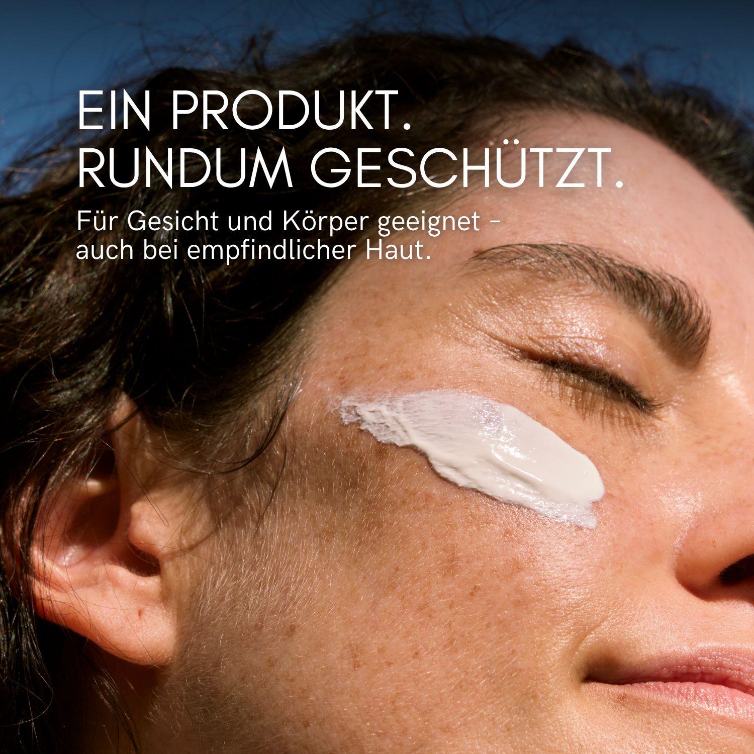 Gesicht mit aufgetragener Sonnencreme. Für Gesicht und Körper geeignet.