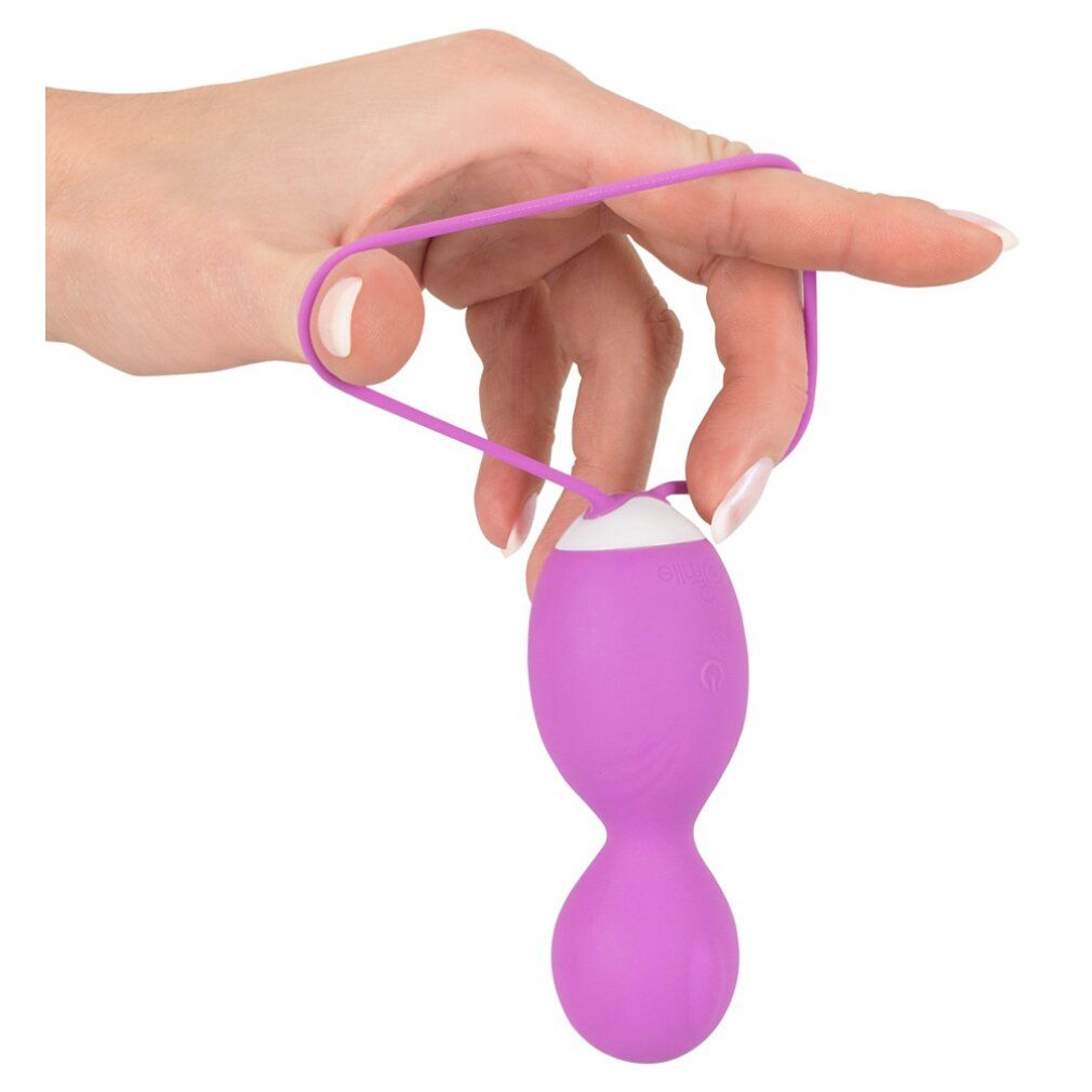 Hand hält lila Love Balls mit Schlaufe. Produkt in Gebrauch dargestellt.