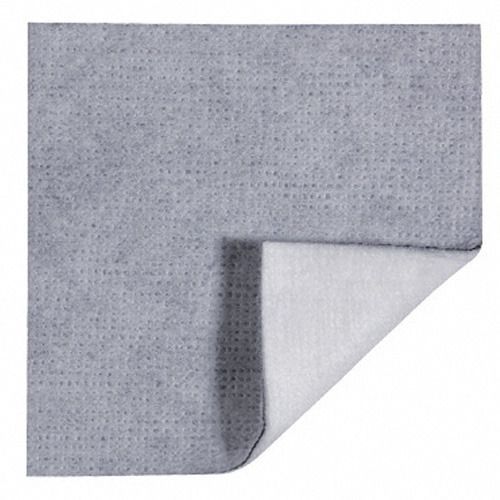 Graues Verbandmaterial mit perforierter Oberfläche. Eine Ecke ist umgeklappt und zeigt eine weiße, weiche Innenseite.