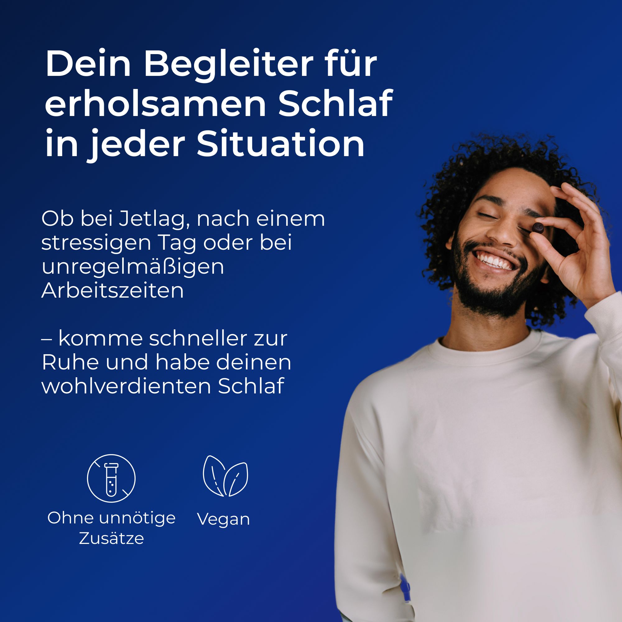 Mann lächelt. Text: Dein Begleiter für erholsamen Schlaf in jeder Situation. Ohne unnötige Zusätze, vegan.
