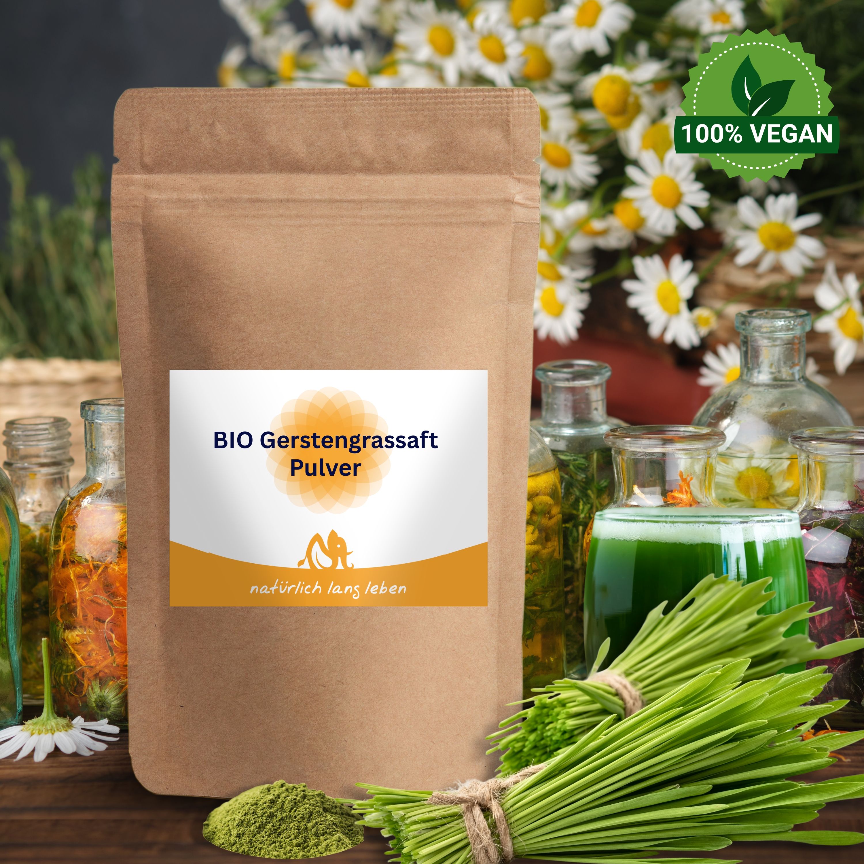 Beutel mit Etikett. BIO Gerstengrassaft Pulver. 100% vegan. Gerstengras und Getränke im Hintergrund.
