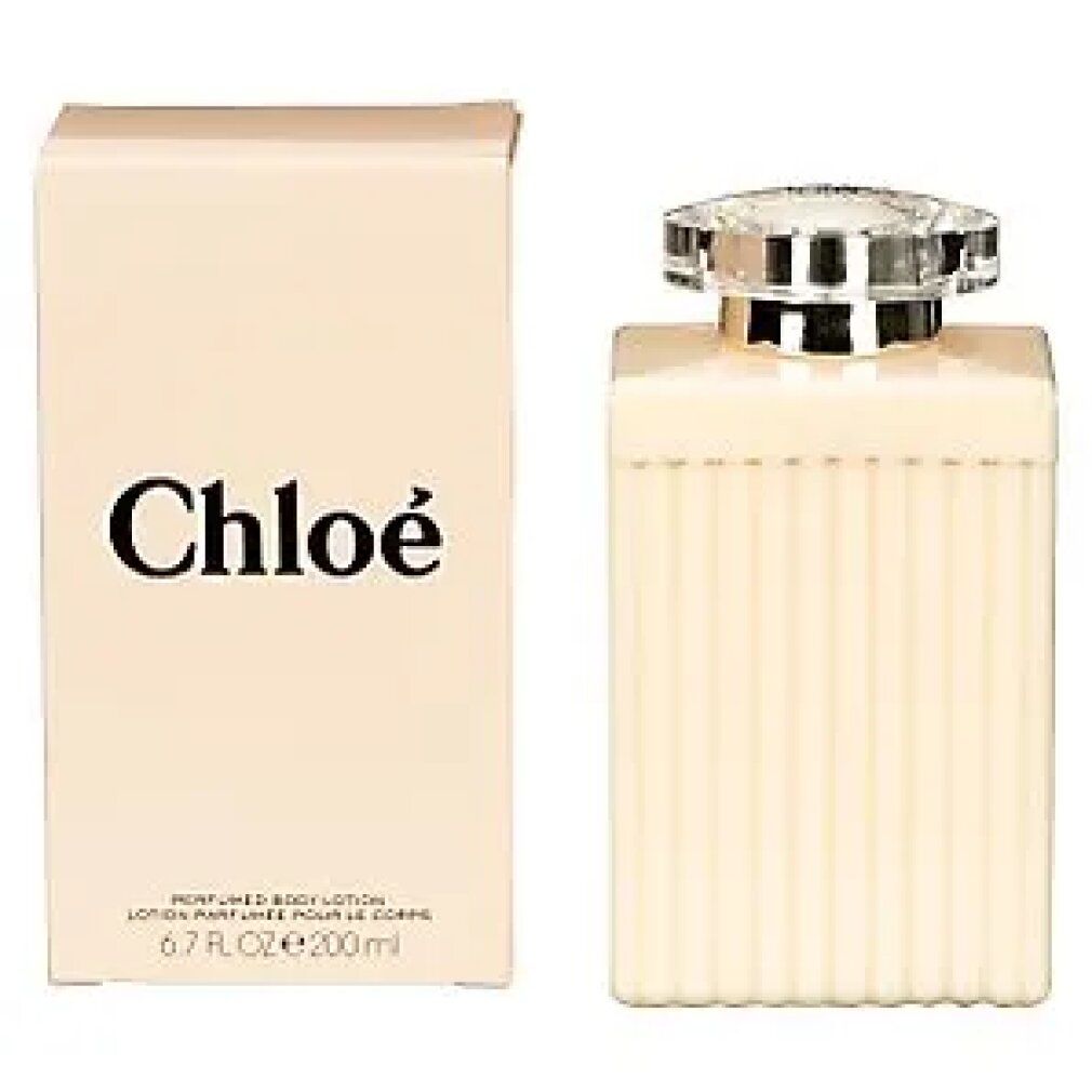 Beige Flasche und Karton. Auf dem Karton steht "Chloé". Flasche mit geriffelter Oberfläche und silbernem Deckel.