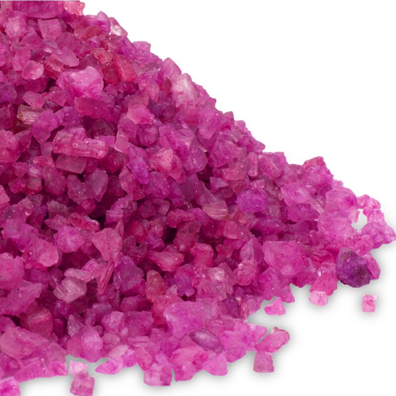 Nahaufnahme von rosa-violetten Kristallen für Badesalz.
