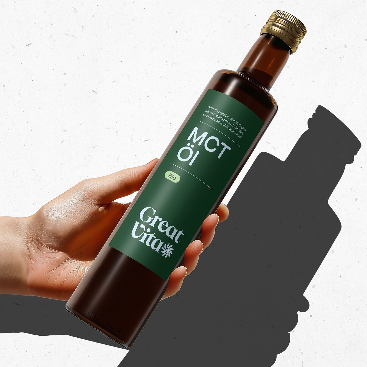 Braune Glasflasche mit grünem Etikett. Aufschrift: MCT Öl, Bio, Great Vita. Flasche wird von einer Hand gehalten.