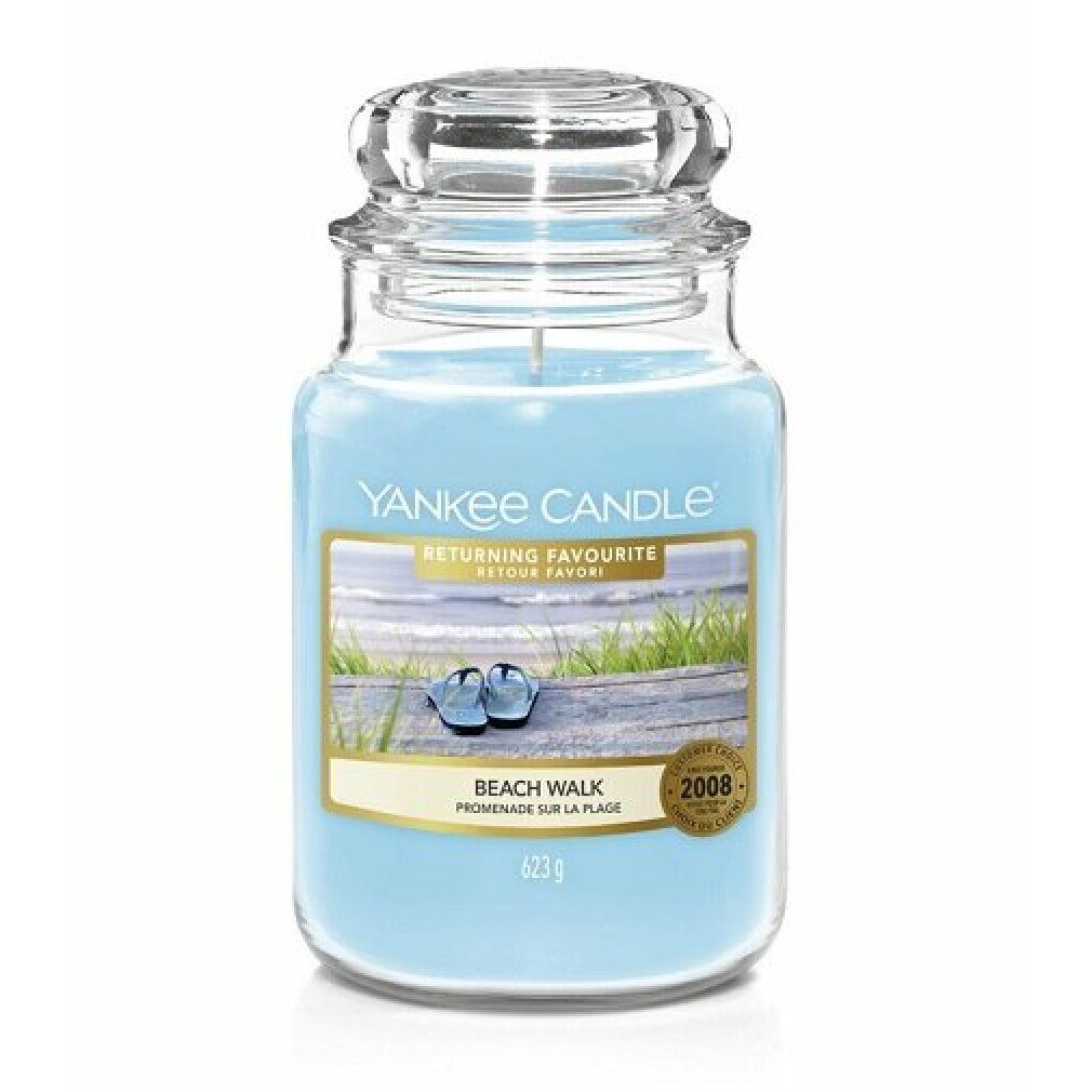 Hellblaue Yankee Candle Duftkerze mit Glasdeckel. Etikett mit Strandmotiv und Schriftzug "Beach Walk".