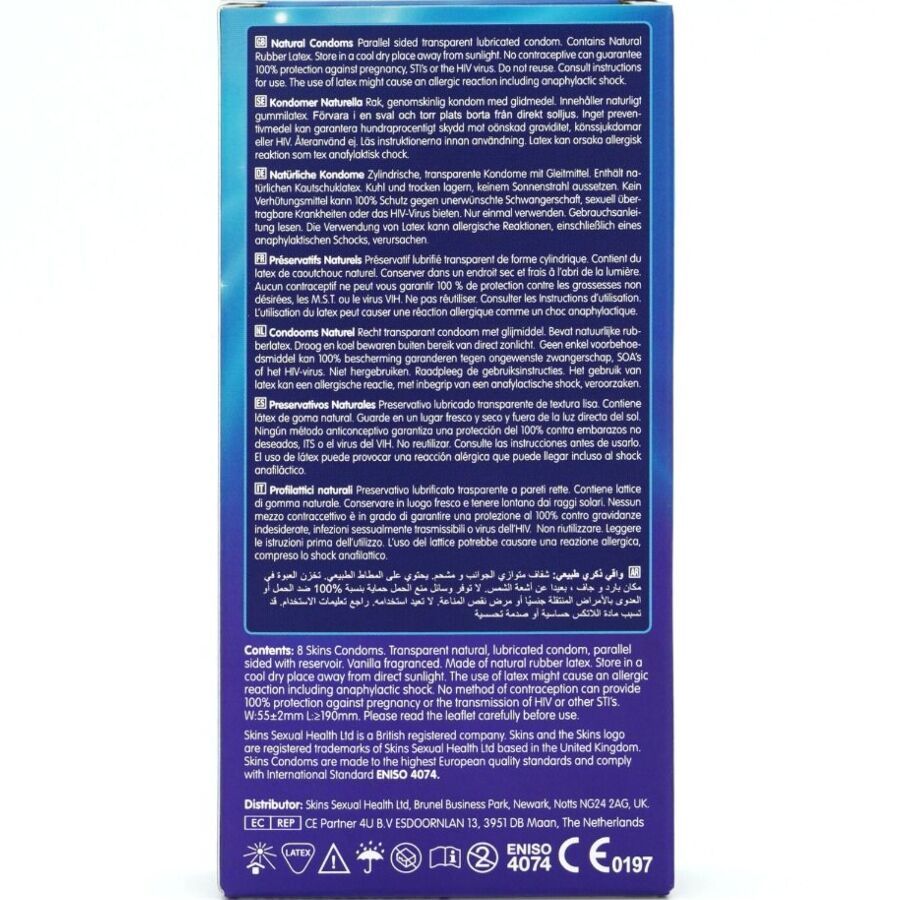 Rückseite einer blauen Schachtel mit SKINS Natural Kondomen. Text in mehreren Sprachen. Enthält Informationen zum Produkt.