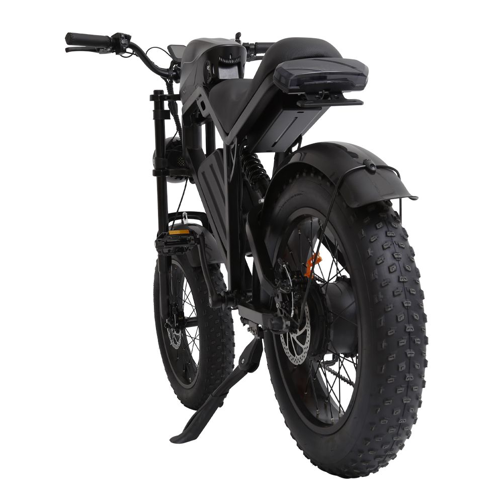 Schwarzes Elektro-Dirtbike, Rückansicht. Zeigt breite Reifen, Kotflügel und Akku.