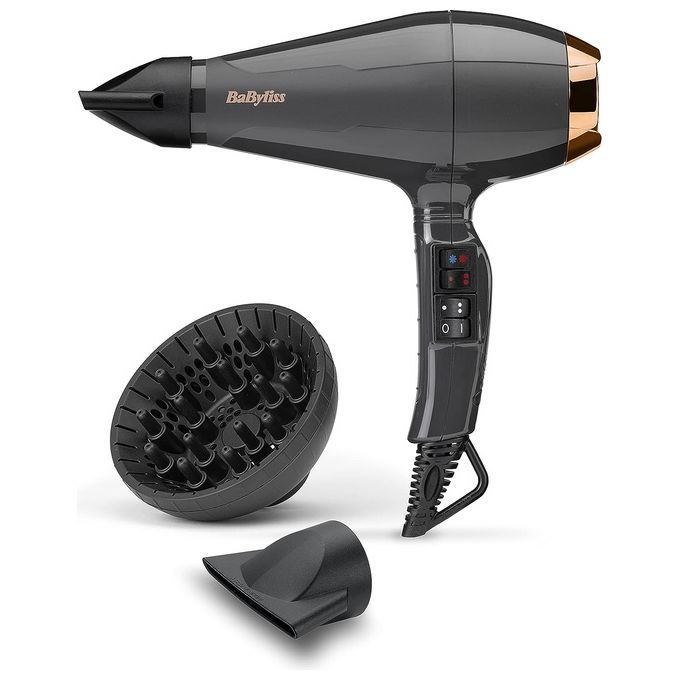 Dunkelgrauer Haartrockner mit Aufsätzen. Marke BaByliss. Diffusor und Stylingdüse liegen daneben.
