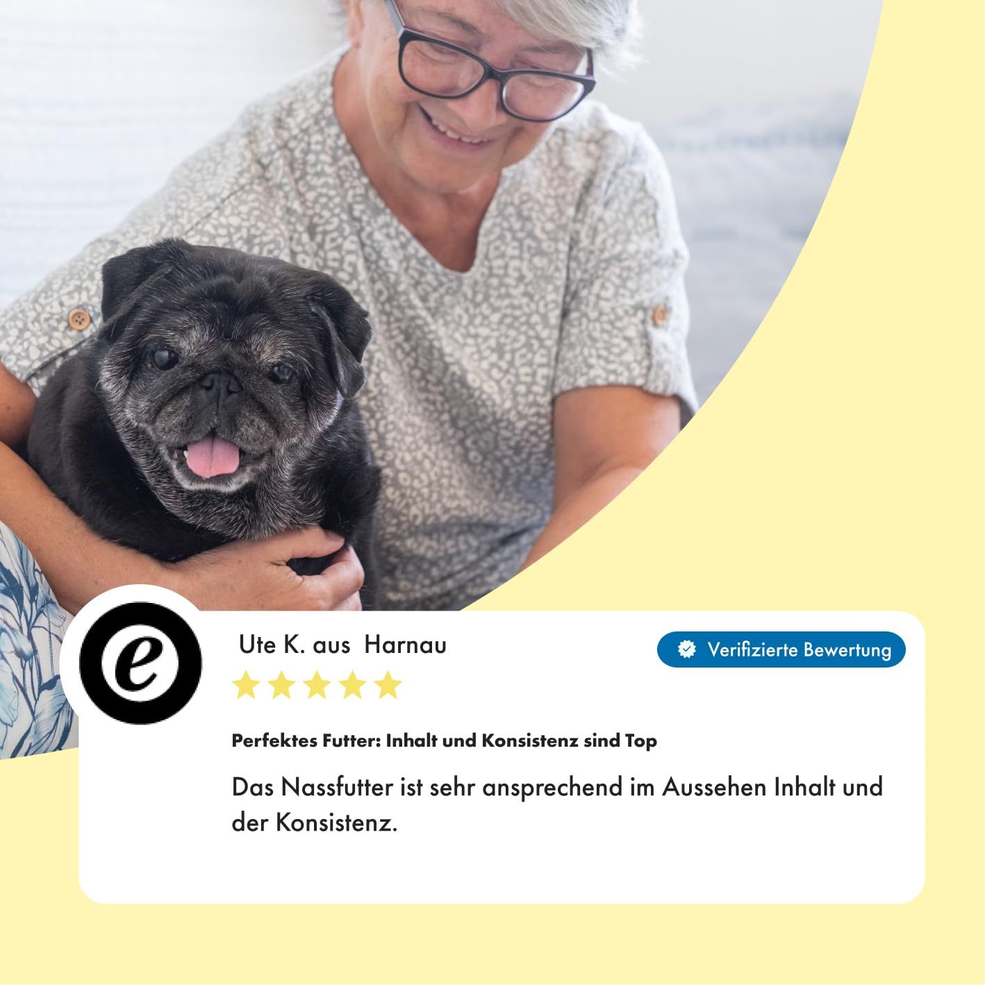 Frau mit Mops und einer Bewertung für Nassfutter.