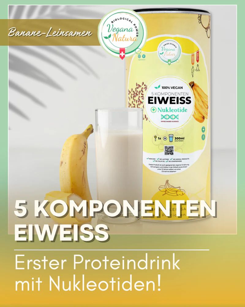 Produktverpackung mit Glas und Getränk. Banane daneben. Text: 'Vegana Natura', 'Eiweiss', 'Nukleotide'. 'Erster Proteindrink mit Nukleotiden!'