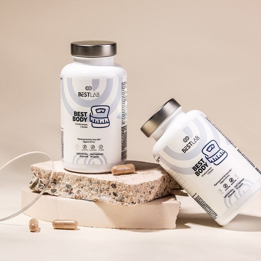 Zwei weiße Flaschen mit silbernen Deckeln. Aufschrift: BEST LAB BEST BODY. Kapseln liegen daneben.
