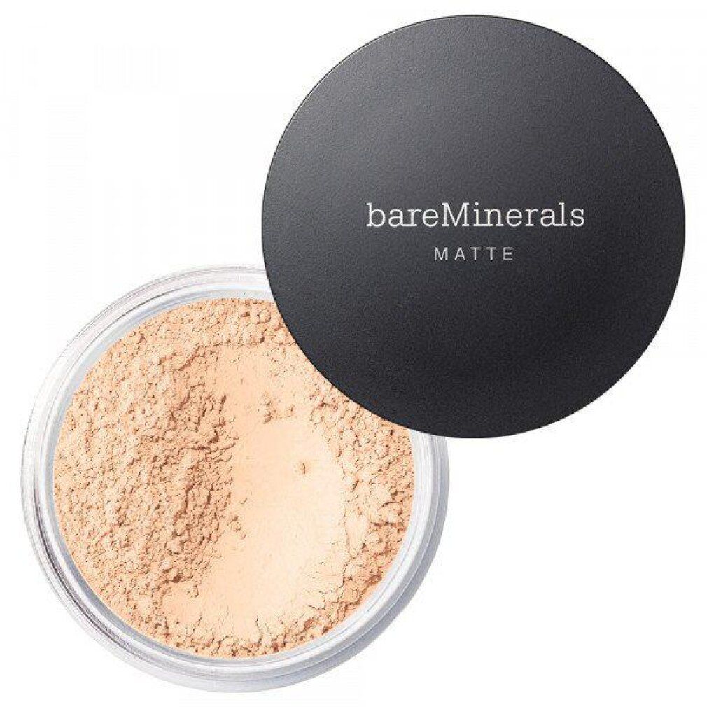 Offene Dose BareMinerals Matte Foundation. Schwarzer Deckel mit weißem Schriftzug. Helles Puder in klarer Dose.