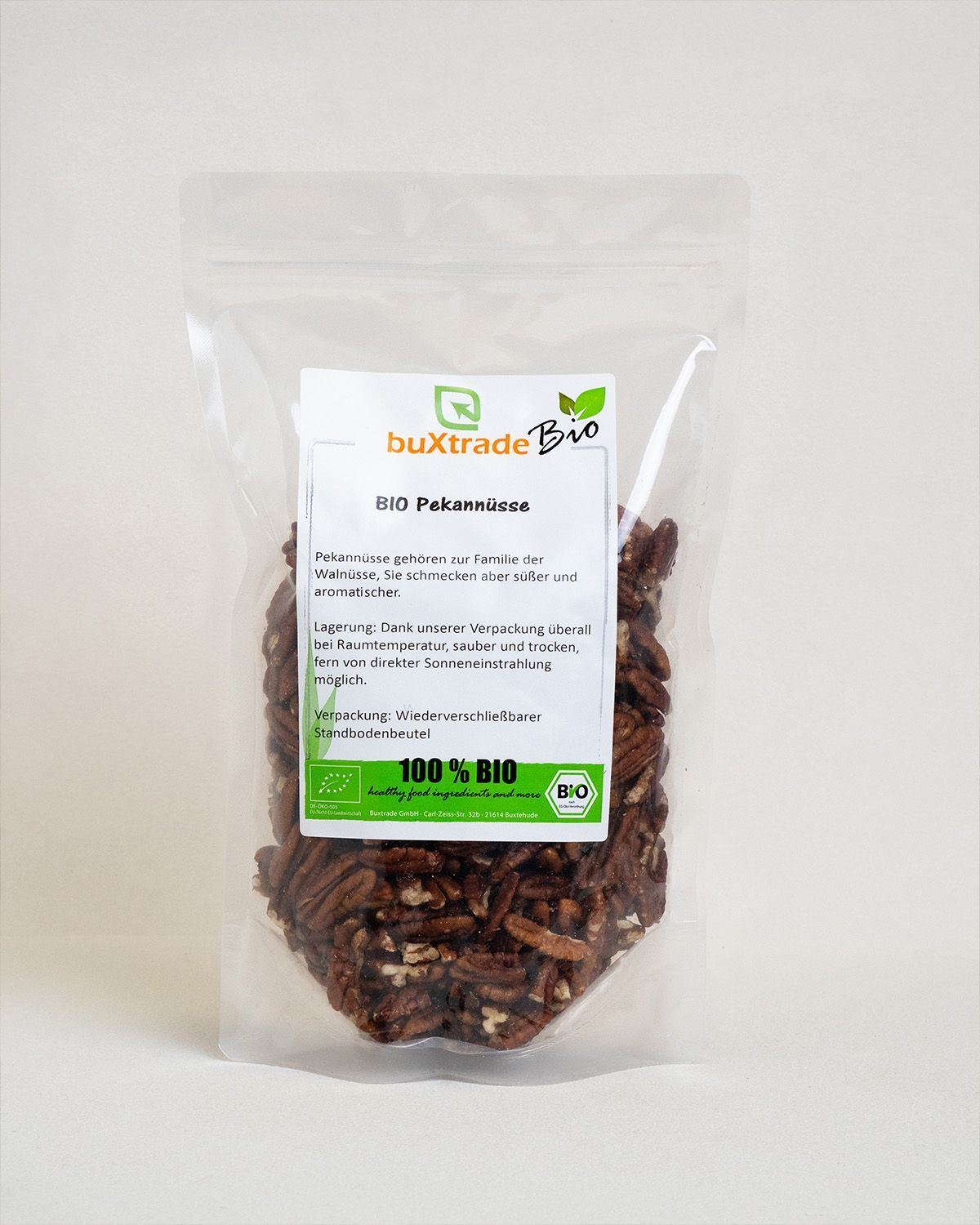 Verpackung von buXtrade Bio Pekannüssen. Klare Plastiktüte mit Etikett. Aufschrift: BIO Pekannüsse, 100% BIO.