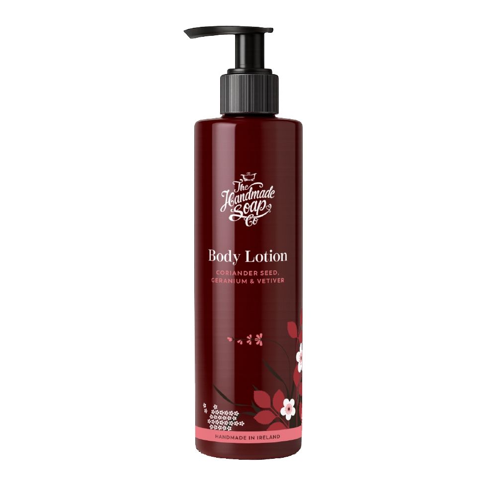 Körperlotion-Flasche mit schwarzem Pumpverschluss. Aufschrift: Body Lotion, Koriandersamen, Geranium & Vetiver. Florales Design.
