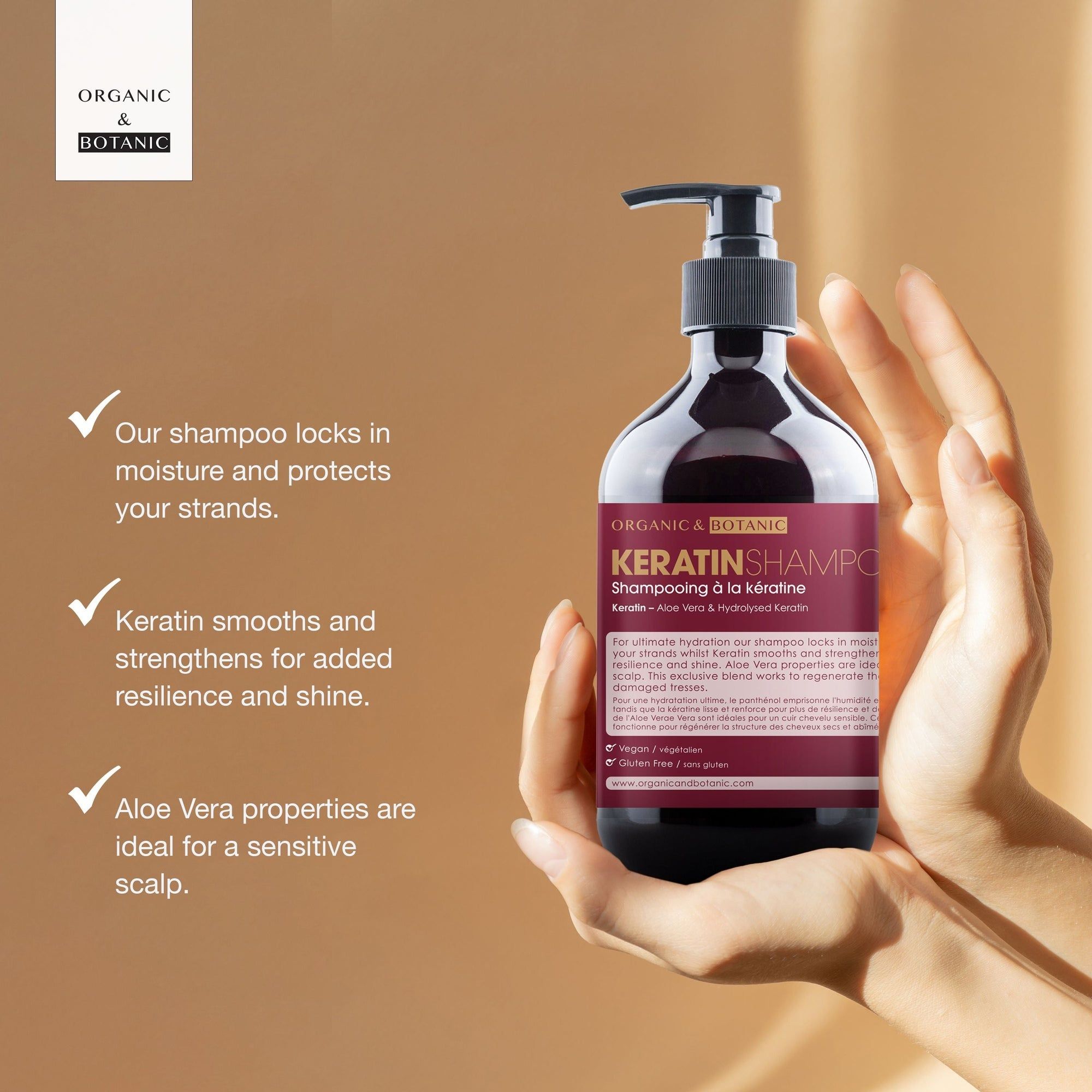 Braune Flasche mit schwarzem Pumpkopf. Etikett mit Schriftzug: Keratin Shampoo. Text in Englisch und Französisch. Vegan und glutenfrei. Hände halten Flasche.