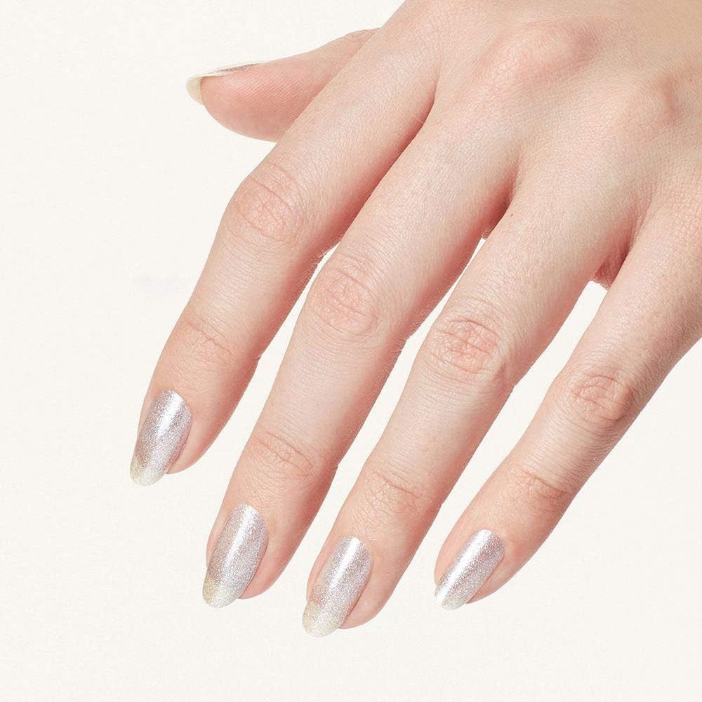 Nahaufnahme einer Hand mit lackierten Nägeln. Die Nägel sind mit silbernem Nagellack lackiert. Der Hintergrund ist weiß.