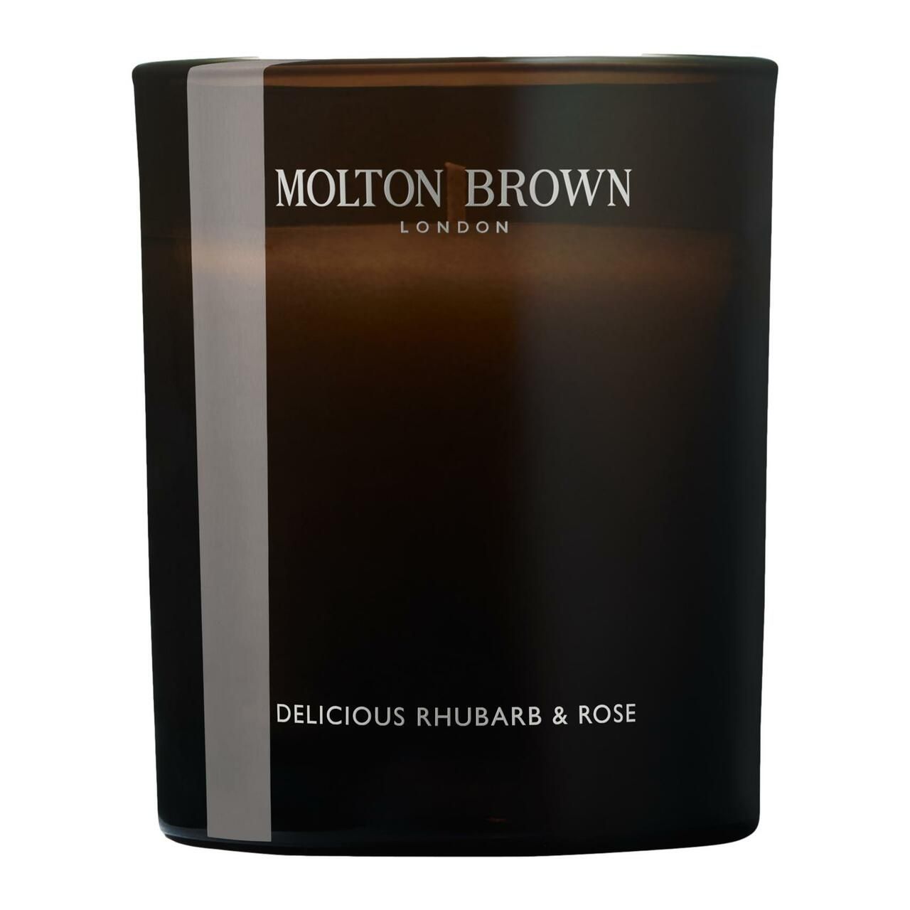 Dunkle Kerze in Glasbehälter. Aufschrift: Molton Brown London, Delicious Rhubarb & Rose. Vertikaler, heller Streifen.