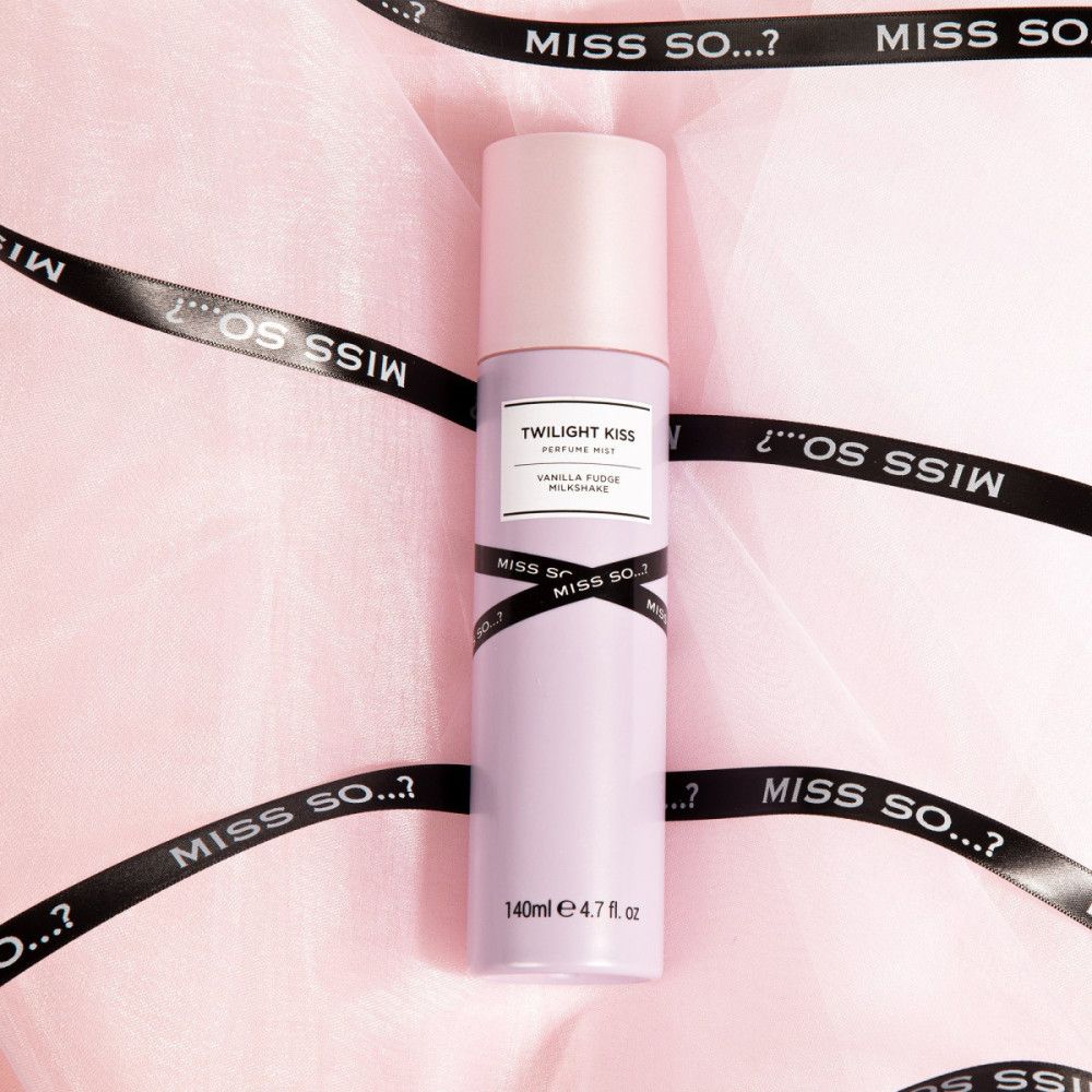 Lila Körperspray mit rosa Deckel. Etikett mit "Twilight Kiss". Schwarzes Band mit "MISS SO...?" Schriftzug. 140ml.