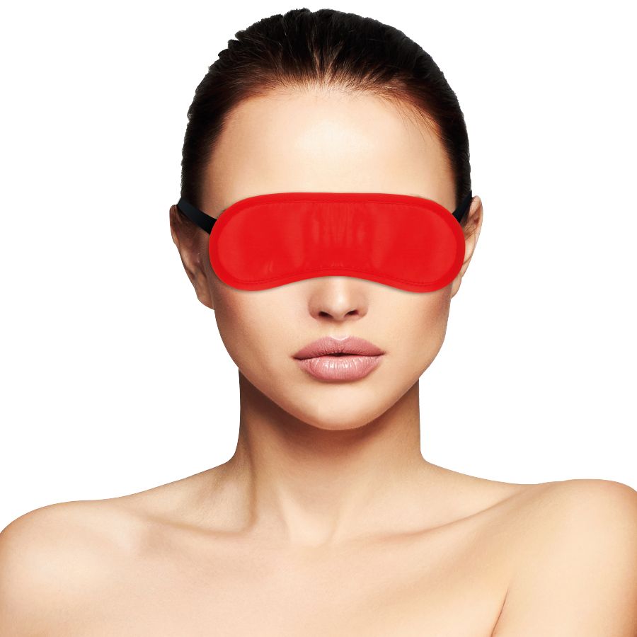 Rote Augenmaske auf dem Gesicht einer Frau. Schwarzes Band. Haut ohne Make-up.