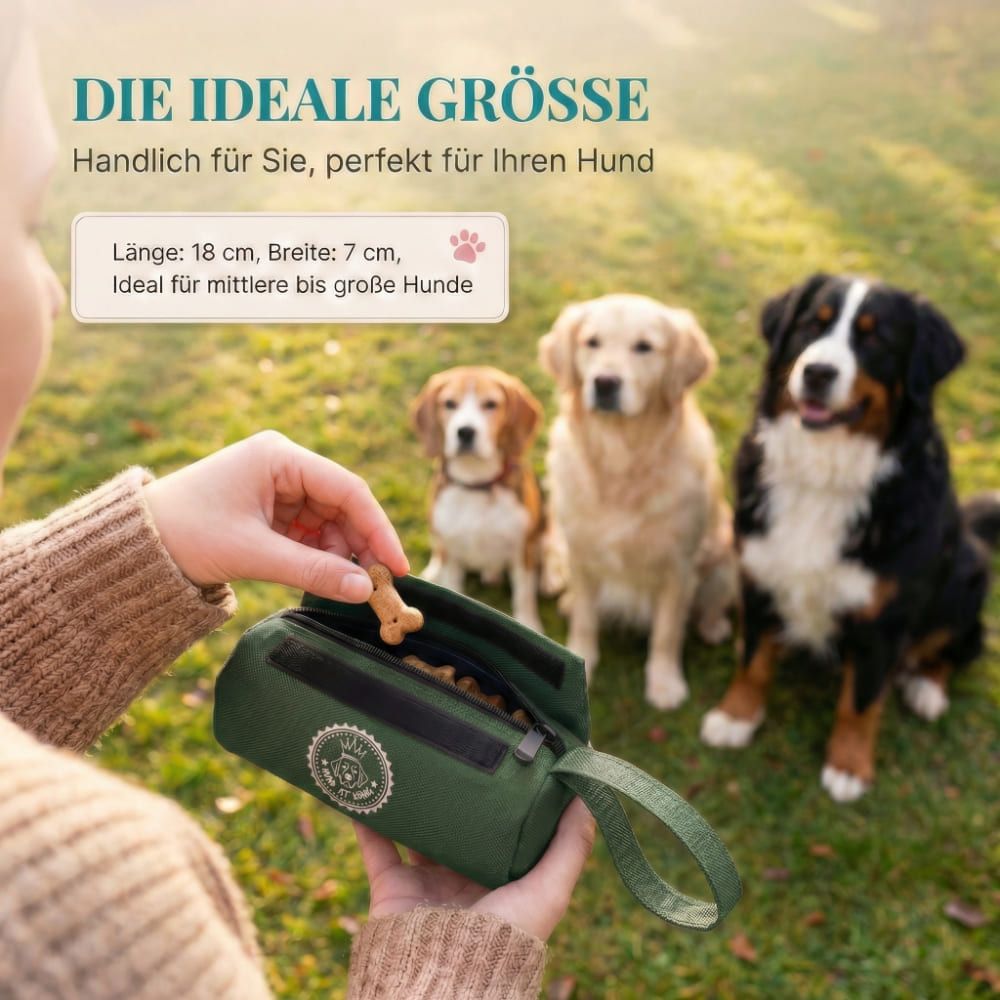 Frau hält grünen Futterbeutel. Text: Die ideale Größe. Länge 18 cm, Breite 7 cm. Hunde im Hintergrund.