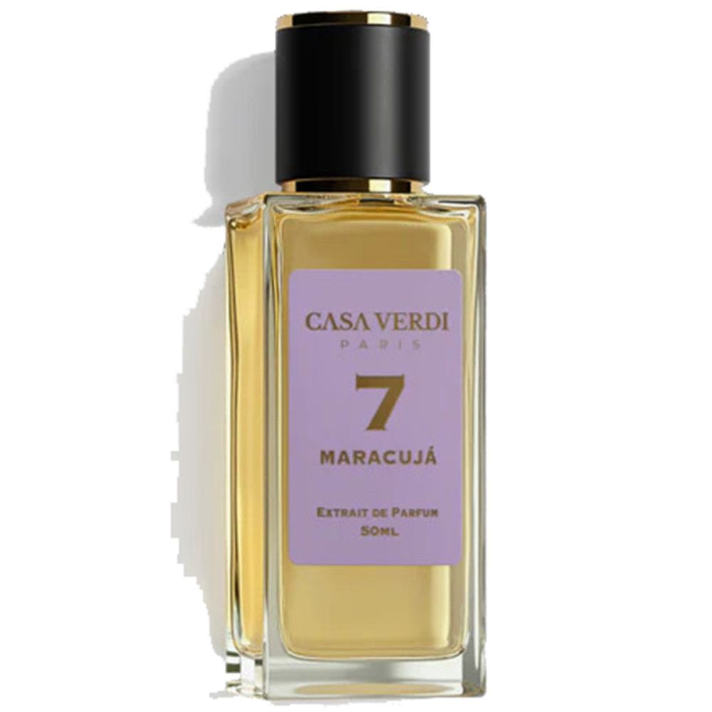 Parfümflakon mit schwarzem Deckel und lila Etikett. Aufschrift: Casa Verdi, 7 Maracujá, Extrait de Parfum.