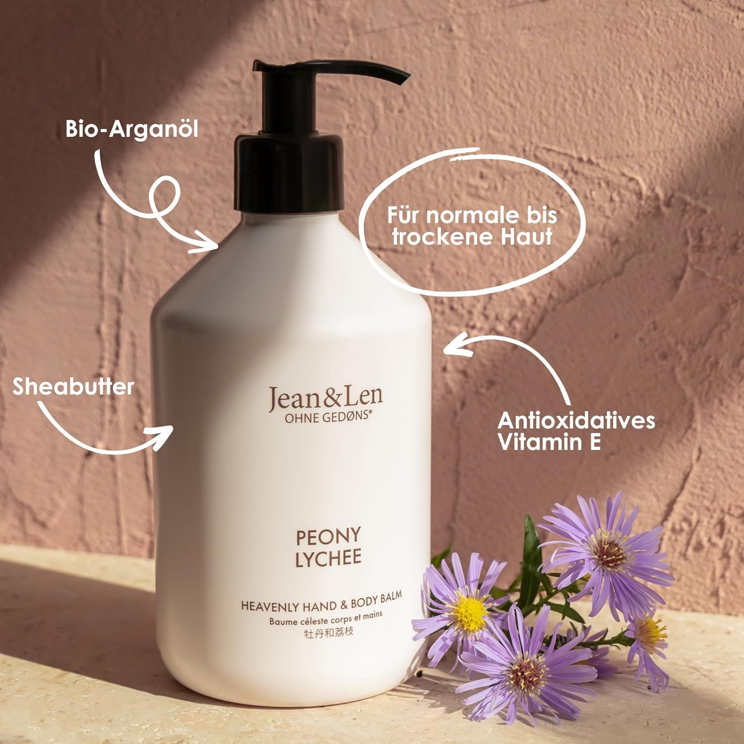 Flasche mit schwarzem Pumpkopf. Aufschrift: Jean & Len, Peony Lychee. Pfeile zeigen auf Inhaltsstoffe und Hauttyp.