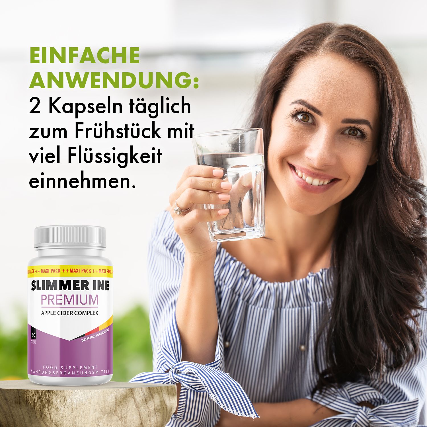 Frau hält Glas Wasser, neben Flasche mit Etikett: SLIMMER INE PREMIUM. Text: 2 Kapseln täglich zum Frühstück mit viel Flüssigkeit einnehmen.