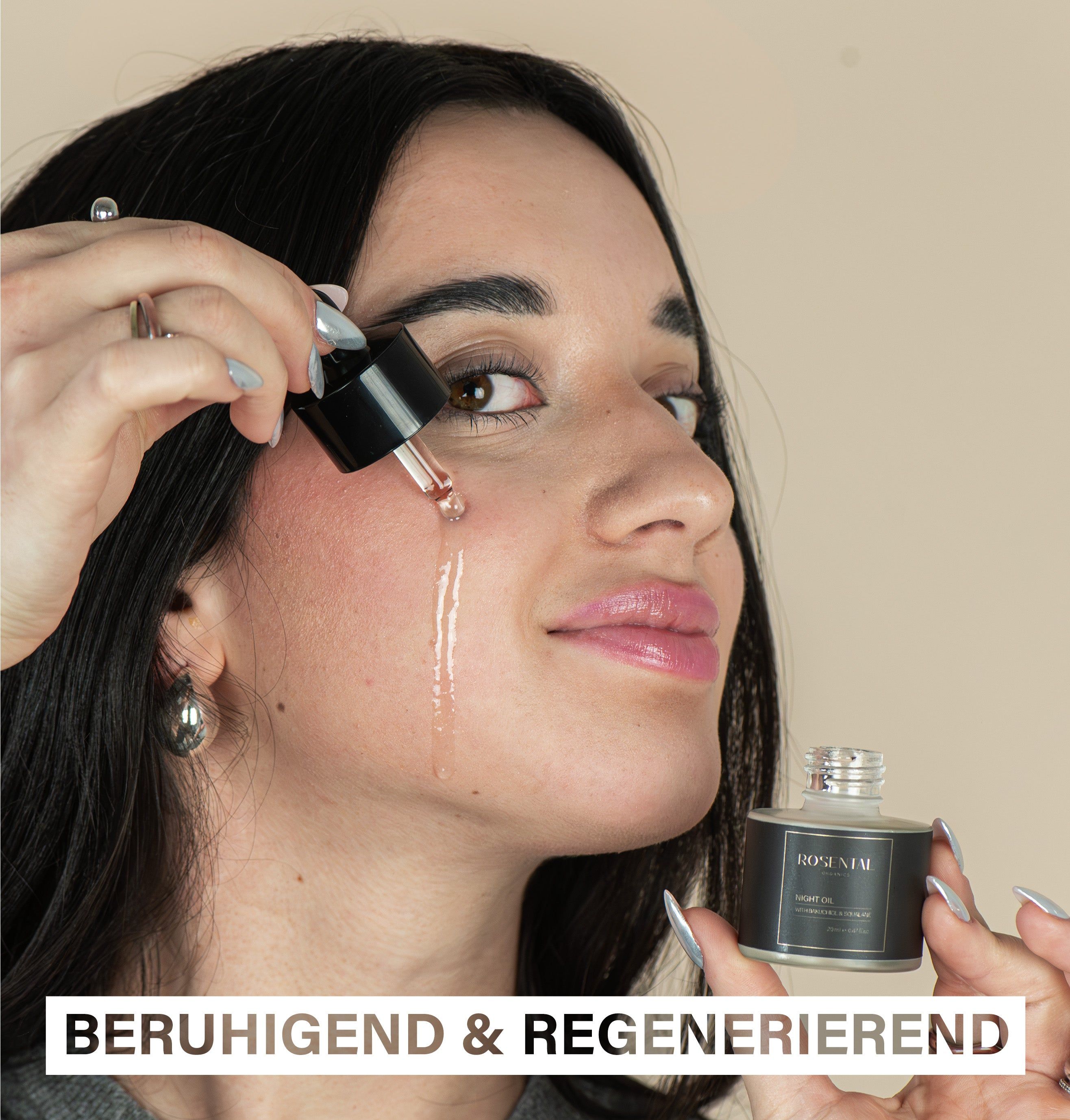 Frau mit Öl auf der Haut, Pipette in der Hand. Fläschchen mit Aufschrift Rosental Organics. Text: Beruhigend & regenerierend.